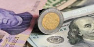 Peso mexicano retrocede contra el dólar tras acercarse a su mejor nivel del año
