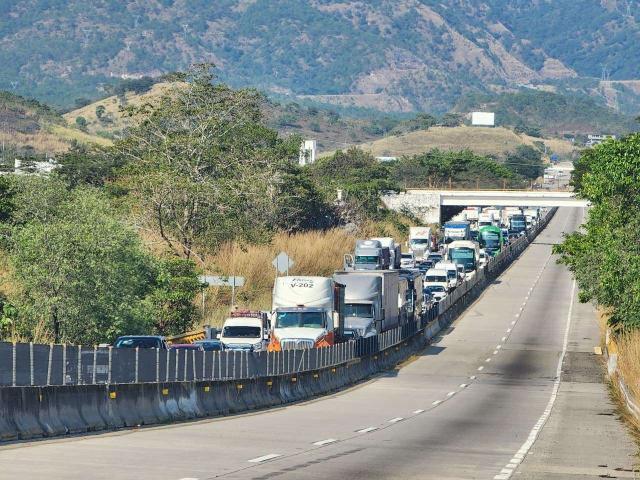 Bloqueo en la Autopista del Sol provoca enfrentamientos entre manifestantes y automovilistas
