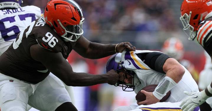 Monday's NFL Notebook: Browns DL Collins out for season, more