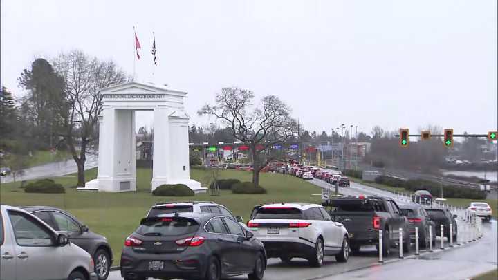 Fewer British Columbians drove across U.S. border for 10th consecutive month