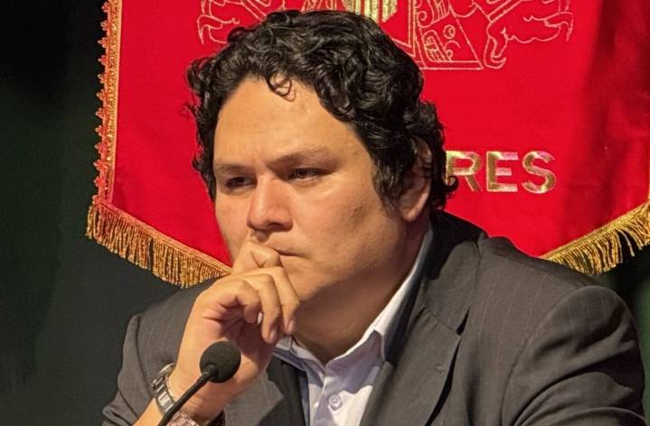 Enrique Valderrama sigue encabezando las votaciones en las elecciones internas del partido aprista