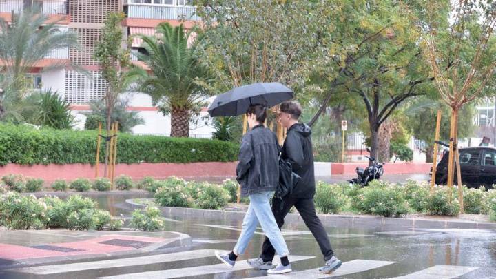 El tiempo en Alicante: la lluvia llega a la provincia y activa la alerta amarilla en el litoral norte mañana