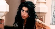El padre de Amy Winehouse demanda la venta de más de 150 objetos personales de la cantante