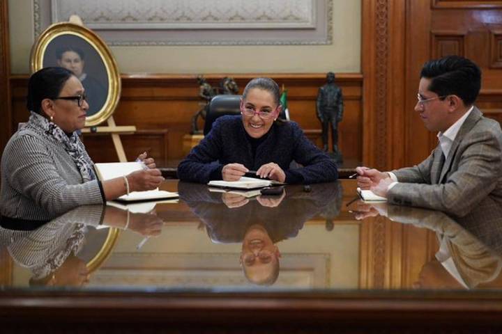 Sheinbaum habla por primera vez con el papa León XIV; lo invita a México