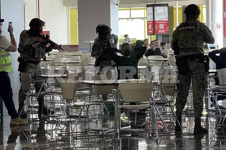 Simulan ataque con toma de rehenes en Aeropuerto de Toluca