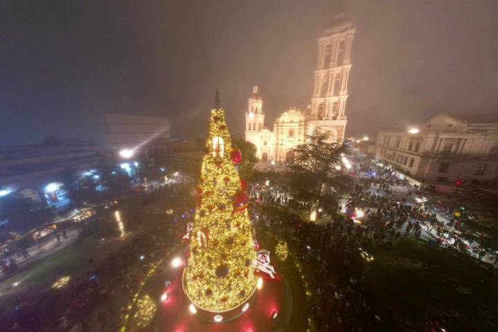 Saltillo da la bienvenida a la temporada navideña con el encendido del pino en ‘Villamagia Coahuila 2025’