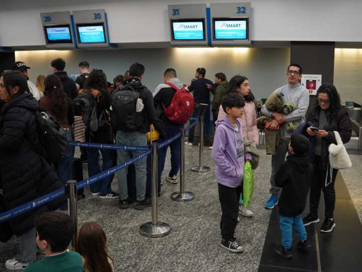 Problemas para volar en las Fiestas: controladores aéreos preparan medidas de fuerza para las últimas semanas del año