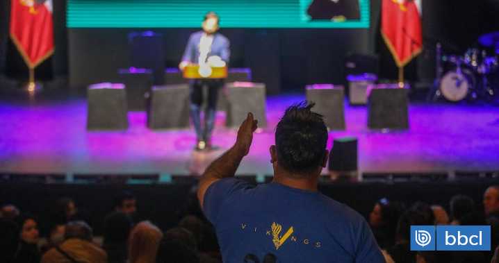 Hombre increpa al presidente Boric en actividad del INDH: "Usted le falló a los niños en Chile"