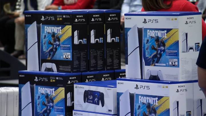 Chicago children in need get gifts at Christmas in the Wards