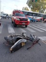 Una mujer resultó herida en un choque entre moto y bicicleta en el centro de la ciudad