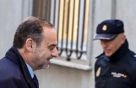 Supremo español envía a juicio a exministro de Sánchez y dicta que siga en prisión