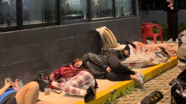 Hacen fila y hasta acampan por un vaso de oso de Starbucks en Cancún