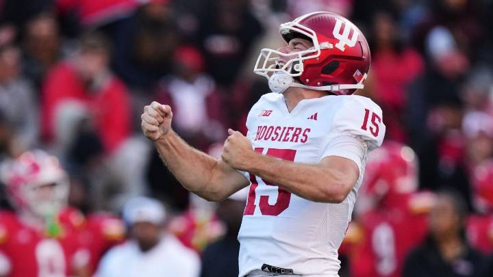 Indiana's Mendoza wins Maxwell, O'Brien; Rodriguez wins Bednarik