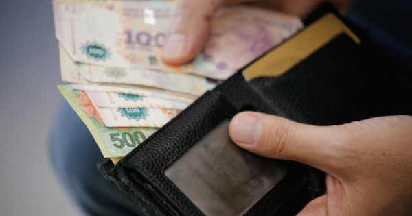 Salario mínimo: el Gobierno fijó aumentos escalonados hasta agosto de 2026