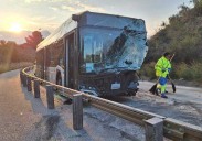 Cuatro heridos, uno de ellos crítico, tras colisionar un autobús y una ambulancia