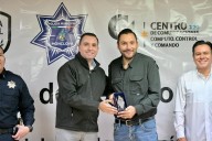 Carlos Villarreal Pérez entrega reconocimientos a policías en Monclova