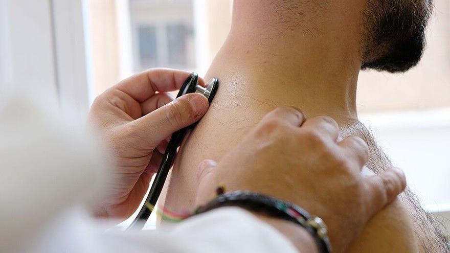 Andalucía busca médicos en el extranjero ante la falta de sanitarios: capta más de 800 al año