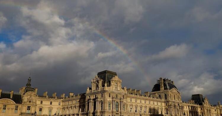 Louvre robbery would have been foiled if police had been alerted 30 seconds earlier: Report
