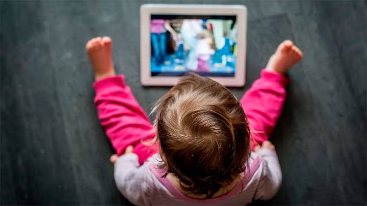 Pantallas y primera infancia: cómo pueden “apagar” un cerebro en desarrollo