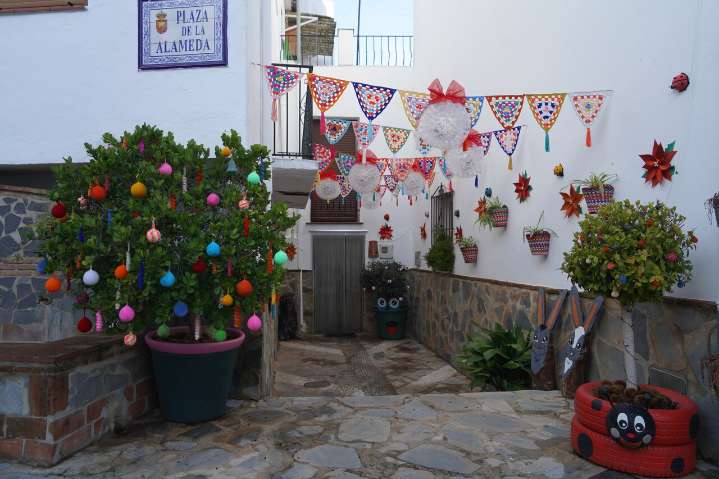 Vecinas de Pujerra decoran el pueblo con adornos navideños hechos por ellas mismas