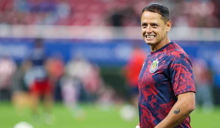 ¿A pensar en el retiro? El pésimo paso de Javier Hernández en Chivas que termina con un penal fallado