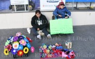 Por amor vende en las calles para conseguir medicamento para su hijo