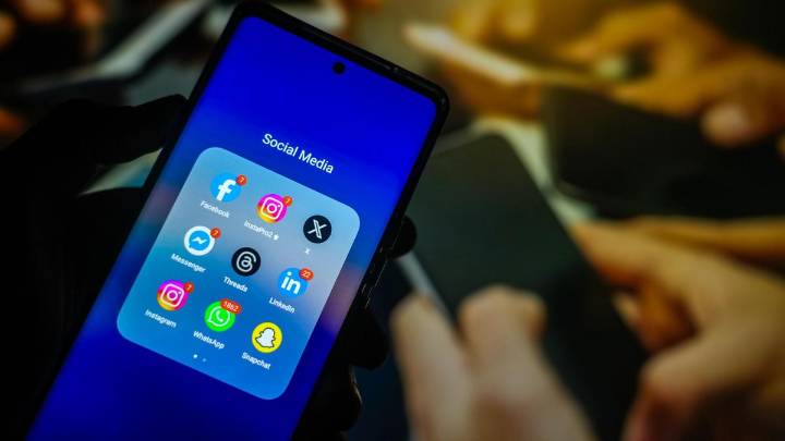 Los jóvenes con menos recursos reciben más anuncios sobre ganar dinero fácil en las redes