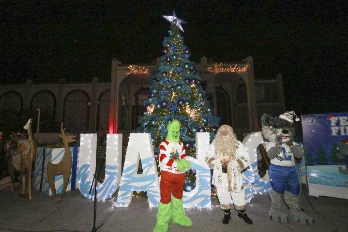 Realiza UAdeC encendido de pino navideño y celebra tradición con Pastorela de Catón