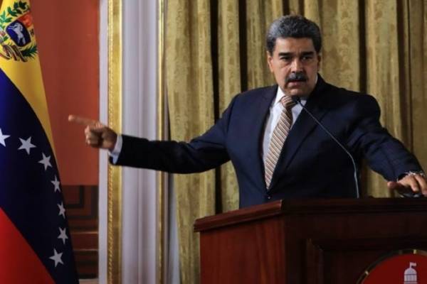 Maduro ordena revisar impactos tributarios con los gremios empresariales y crear 4 mil bancos comunales