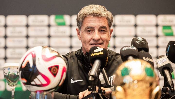 ¡Quiñones se queda sin entrenador! Al Qadsiah anuncia salida de Míchel