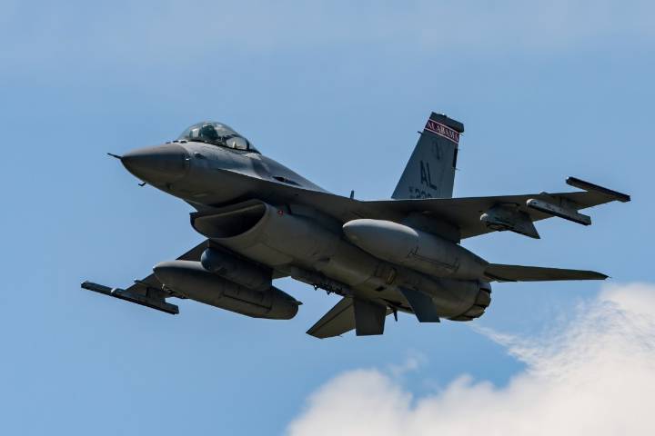 Avión de combate F-16 se estrella en el condado de San Bernardino