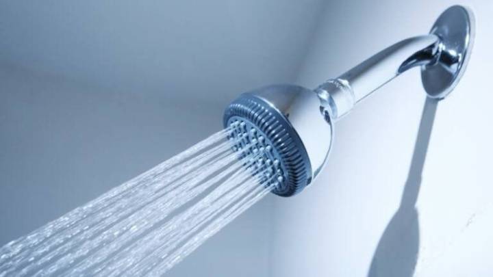 Cuatro hábitos comunes en la ducha que dañan la piel y cómo evitarlos
