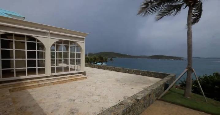 Revelan inéditas imágenes al interior de la isla privada de Jeffrey Epstein