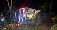 Autobús pasajeros cae a barranco en Tlanchinol; deja cinco muertos y 20 heridos
