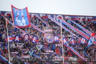 FOTOS y VIDEO. Barra de la U se manifiesta contra Azul Azul con lienzos y pirotecnia en el duelo ante Coquimbo: partido fue momentáneamente detenido