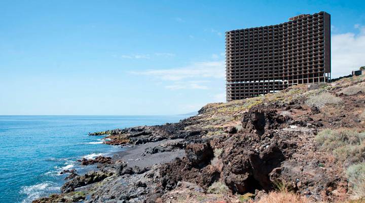 Muere una menor tras caer en el interior del edificio abandonado de Añaza