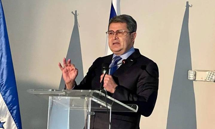 Agradece Hernández a Trump indulto que lo libera de condena de 45 años