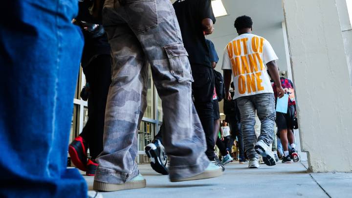 Pinellas schools to tighten volunteer background checks, for a fee