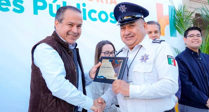 ‘Toño’ Astiazarán reconoce a más de 180 trabajadores municipales con hasta 35 años de servicio: “Nos sentimos orgullosos”, afirma