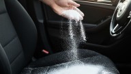 Espolvorear bicarbonato de sodio en los asientos del auto: por qué recomiendan hacerlo