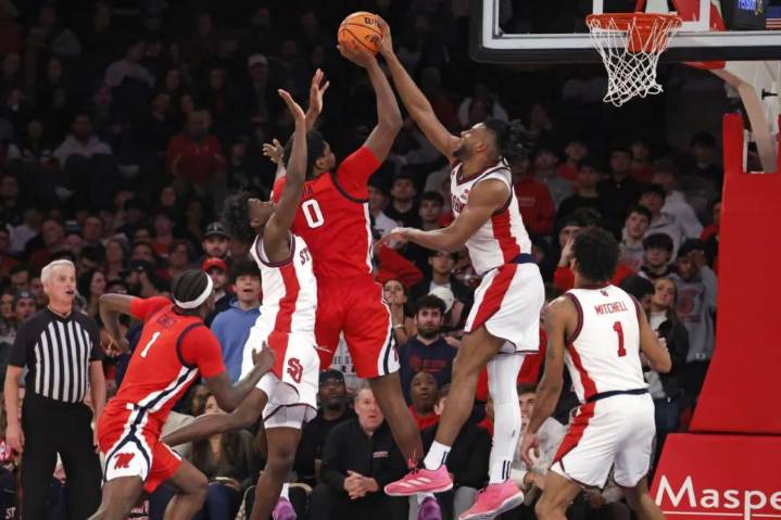 Zuby Ejiofor blocks eight shots in St. John's win