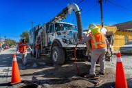 Sacan basura, grasa y escombro de red del drenaje en La Chaveña