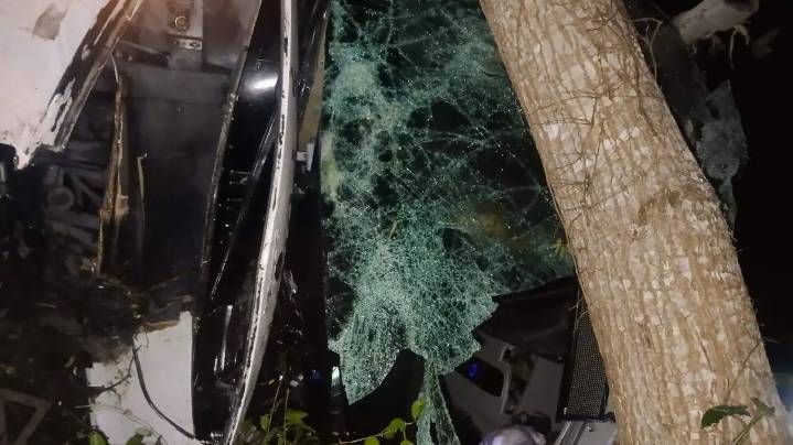 Al menos cinco muertos y 20 lesionados por volcadura de autobús en Tlanchinol, Hidalgo