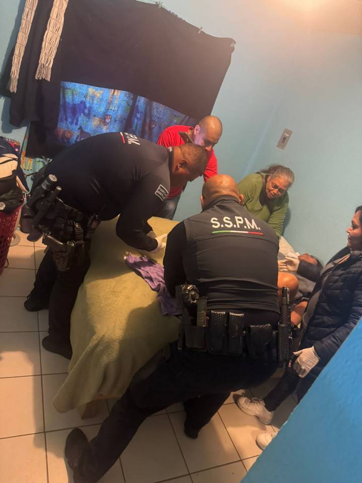 Apoyan Policías Municipales a mujer en labor de parto