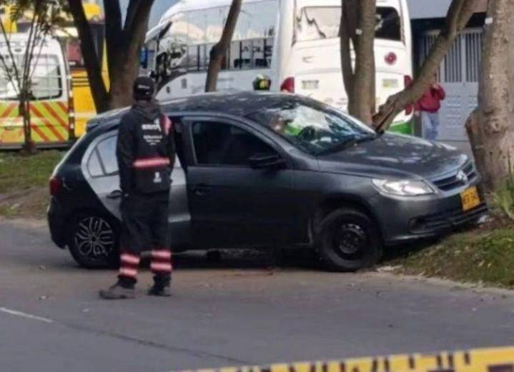 Autoridades investigan extraña muerte de una mujer y un bebé en un carro tras choque en Bogotá