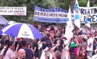 La Plaza de Mayo se copó de banderas por los DD.HH. y contra las políticas de Milei