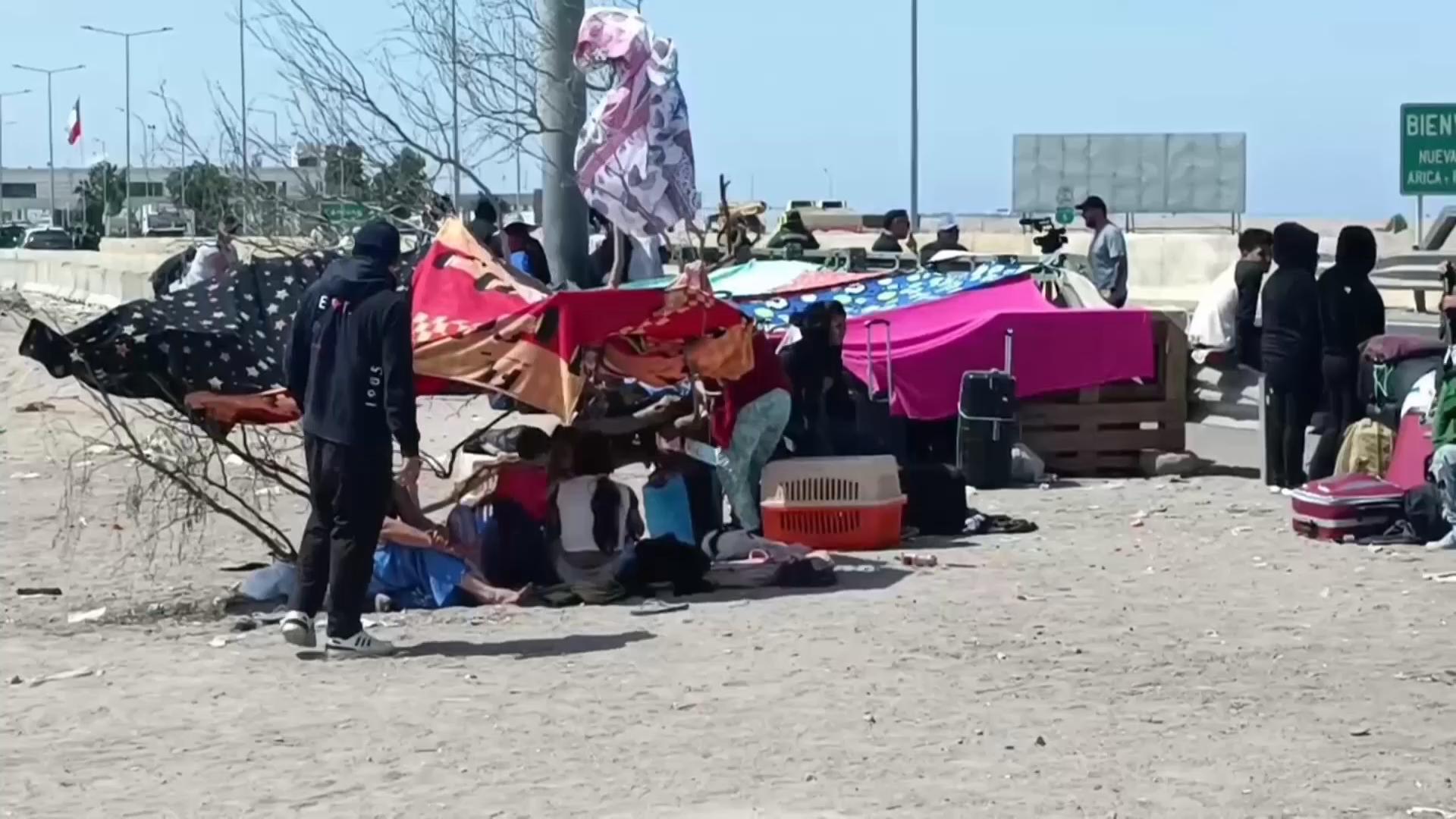 Migrants trying to get into Peru from Chile scuffle with police implementing border controls