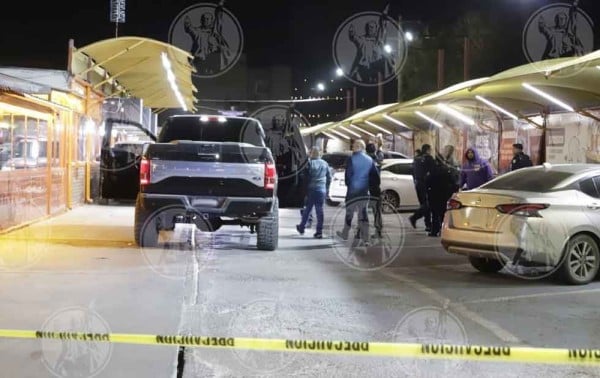 Conductor llega a pedir auxilio a restaurante por ataque a balazos