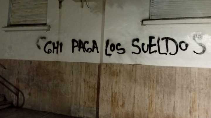 Morón en crisis: Encapuchados, pintadas y un quiebre histórico entre Lucas Ghi y Martín Sabbatella