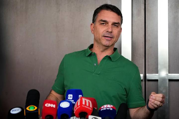 Flávio Bolsonaro pone la amnistía como condición para declinar su candidatura presidencial: "Jair Bolsonaro tiene que estar en las urnas"